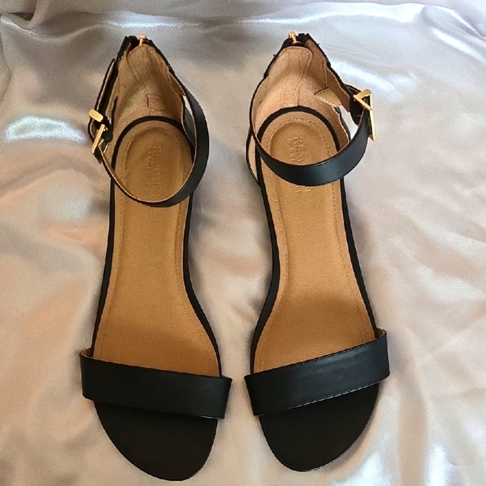 KENNETH COLE REACTION Black Ankle Strap Sandals